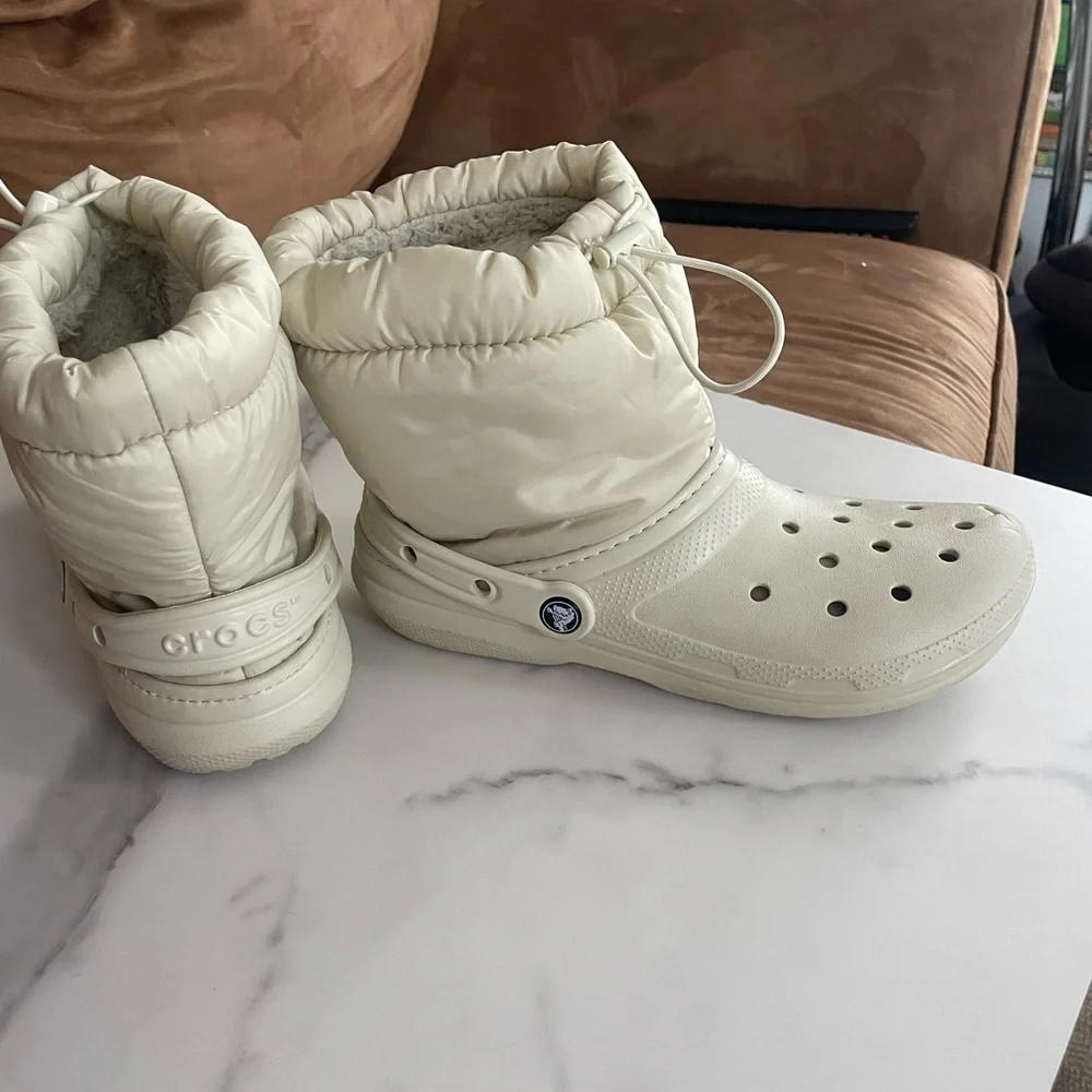 Crocs womens Classic Lined Neo Puff Boots Roomy Fit Bone Color Size junior 6